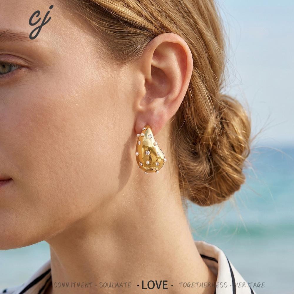 Nerissa shell-shaped gold earrings with pearls, 316L stainless steel — Crown Crest Jewel