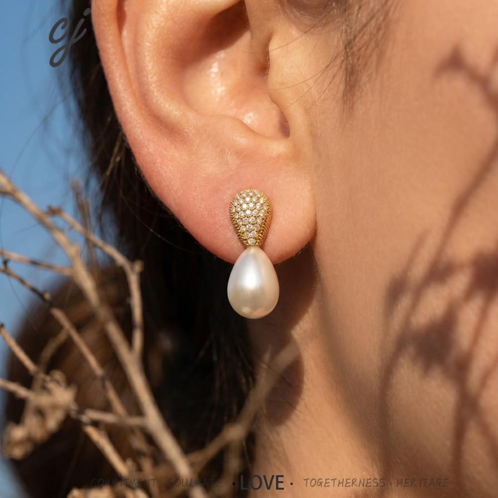 Elodie petite gold drop earrings with a luminous pearl, 316L stainless steel — Crown Crest Jewel